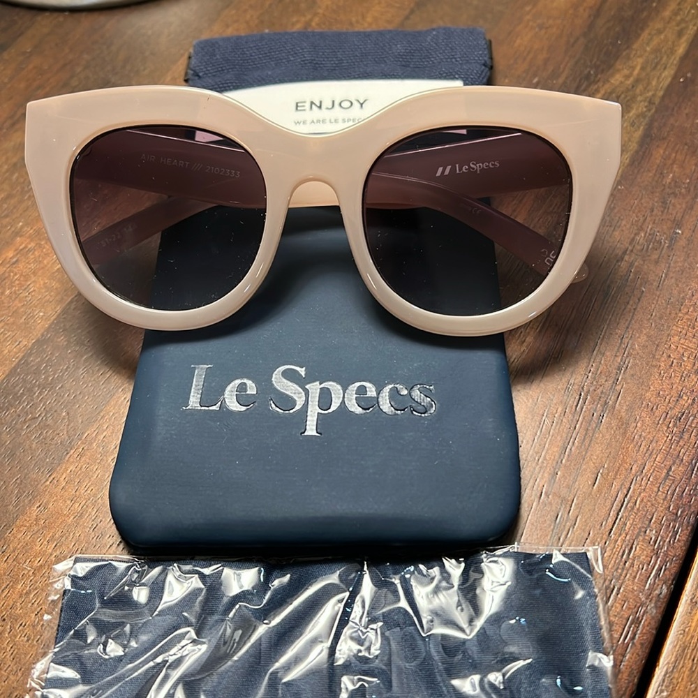 Le Specs Air Heart In Oatmeal - Like New